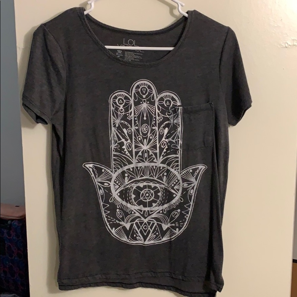 Small graffic tee with pocket